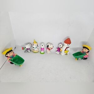 Lot of 10 Charlie Brown Peanuts Snoopy Toys Figures Mixed Sizes Plastic Used. 